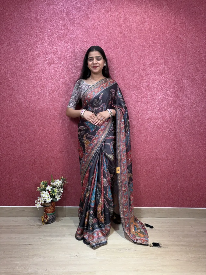 NEELAM TRADERS NEW LAUNCH VIRAL KALAMKARI SAREE WITH TASSALS & MIRROR WORK AT PALLU ALL OVER IN SOFT SILK FABRIC