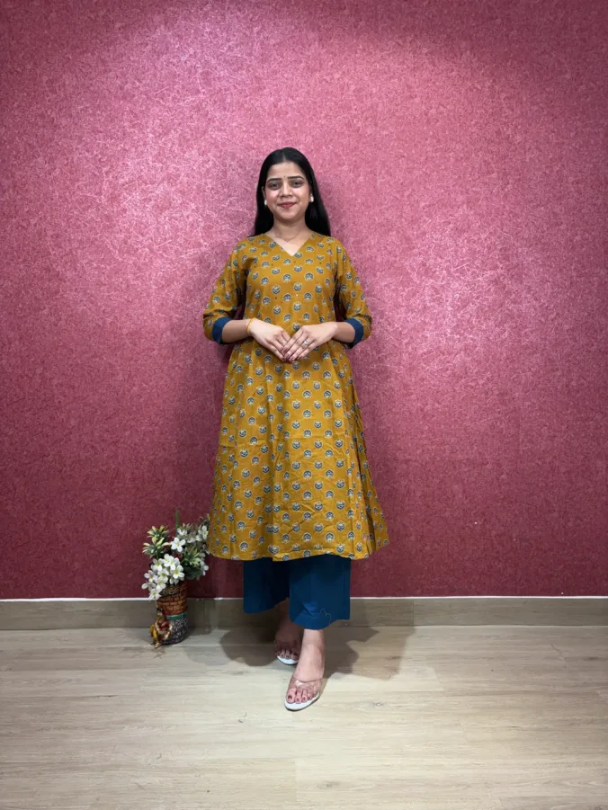 Stylish Printed Kurti with Elegant Floral Motif Design and Gracefully Designed Contrast Sleeve Detailing